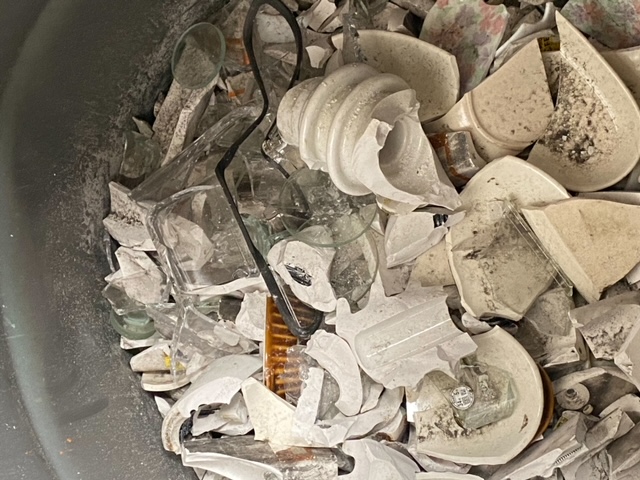 【産業廃棄物の処理】碍子や陶磁器の産廃処理事例を紹介します。