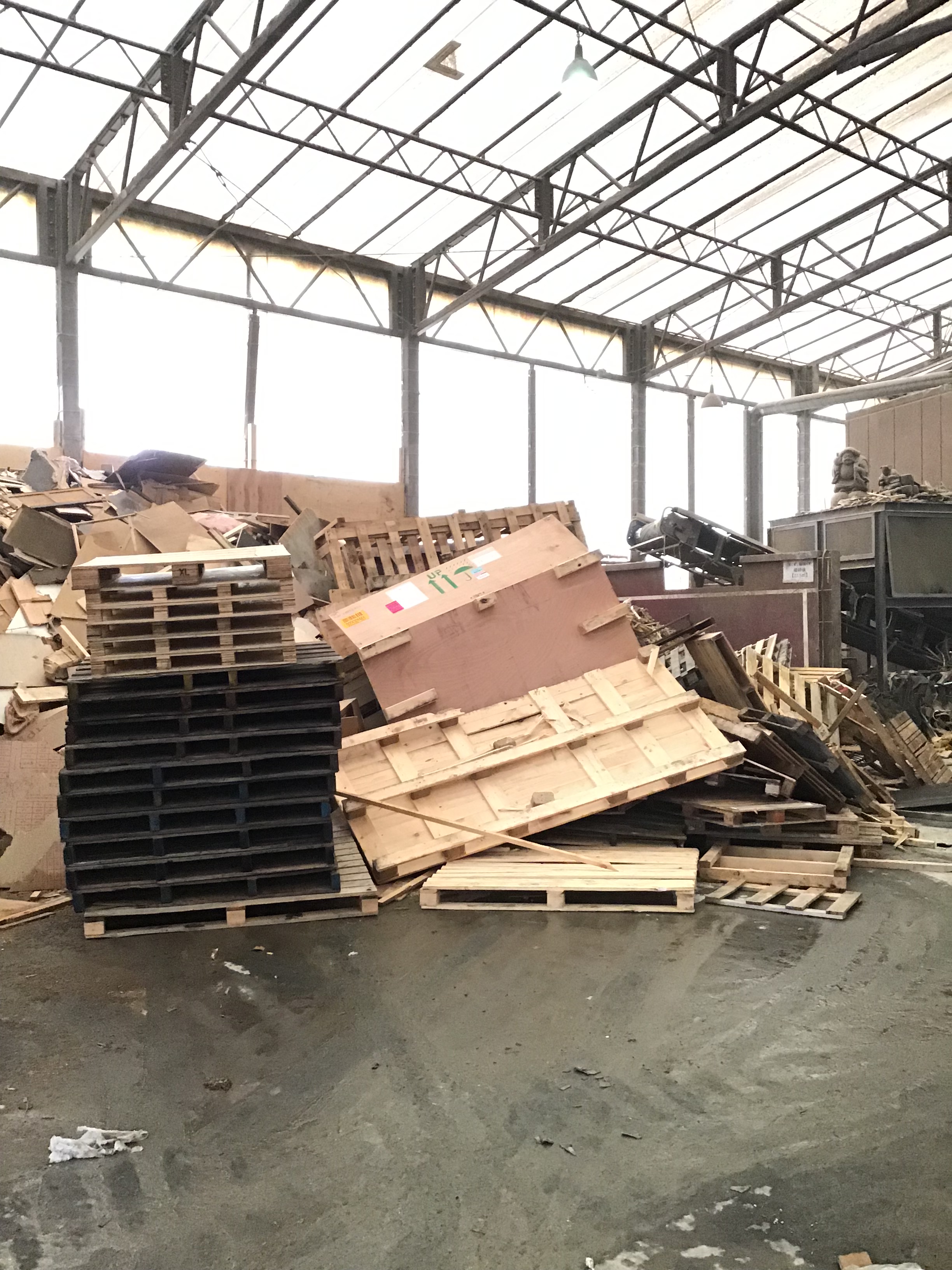 【産業廃棄物の回収処理】木材パレットの廃棄を工場にて行った事例を紹介します。